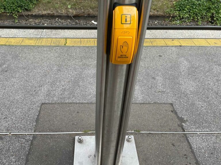 Eine Ansage-Automatik auf einem Bahnsteig, die bei der Betätigung eines Knopfes ansagt, welche Bahn als nächstes einfährt